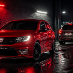 dacia sportive sandero rs et duster préparé sur parking urbain