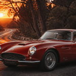 gt voiture classique sur route au coucher de soleil