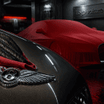 logo voiture de luxe sur capot supercar