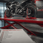 Pont moto rouge 450 kg dans garage moderne