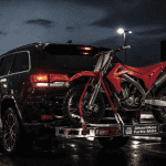 porte moto sur attelage sur SUV parking crépuscule