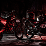 Yamaha DT et Aprilia RS 125 2 temps dans un garage
