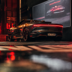 Cabriolet electrique nocturne, capote ouverte, reflets ville humide
