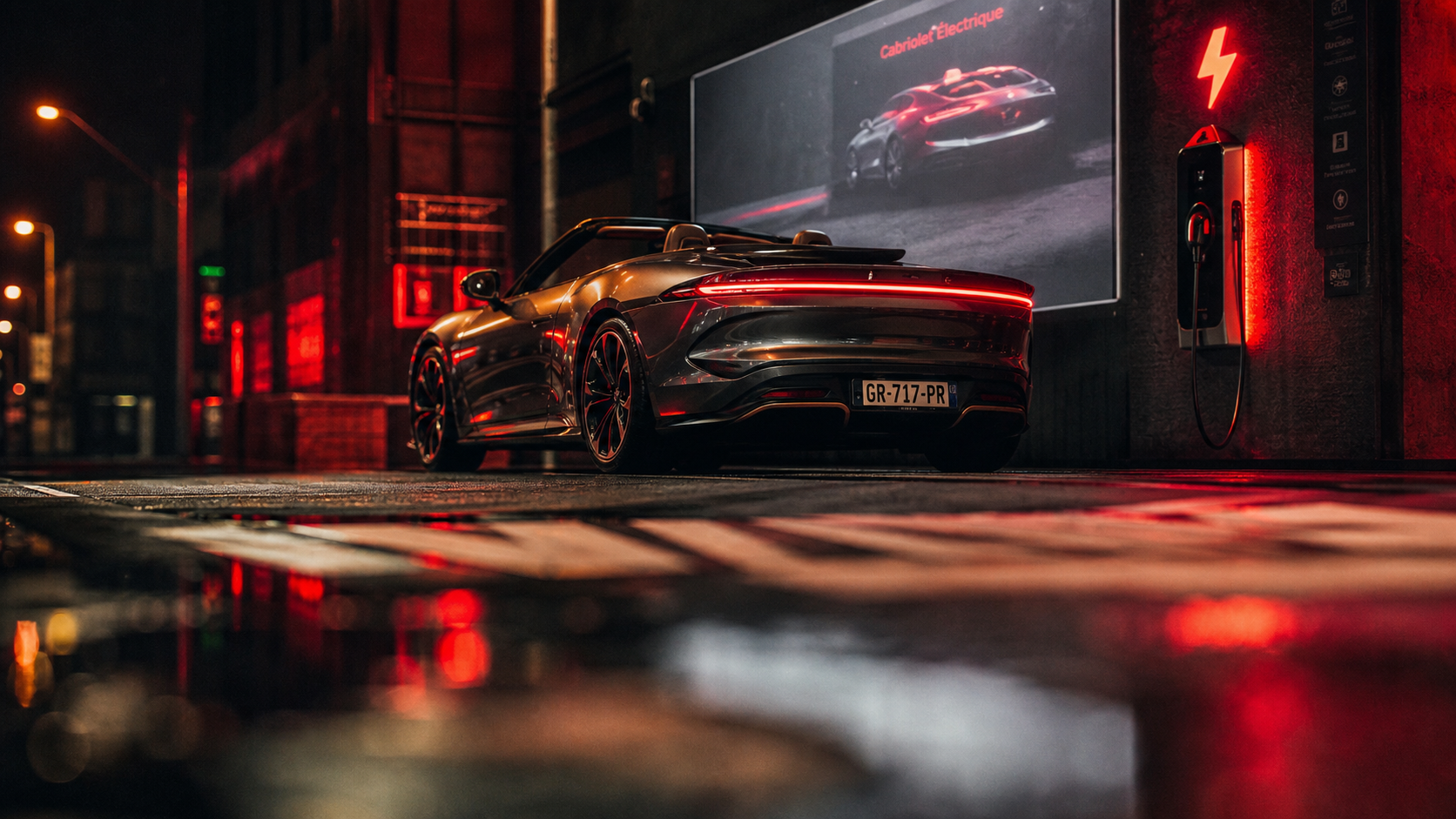 Cabriolet electrique nocturne, capote ouverte, reflets ville humide