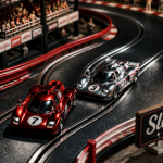 circuit telecommande voiture sur table avec voitures de course