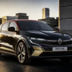 mégane hybride non rechargeable noire et rouge sur parking au lever du jour