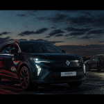 nouveau grand scenic et scenic e-tech devant borne de recharge