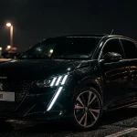 Peugeot 208 noire de nuit, jantes et feux LED allumés