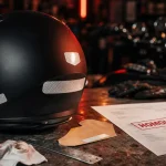 Bande réfléchissante casque moto obligatoire pour rester visible et éviter l’amende