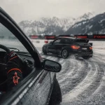 Conduite sur glace : voiture en dérive sur piste enneigée et glacée
