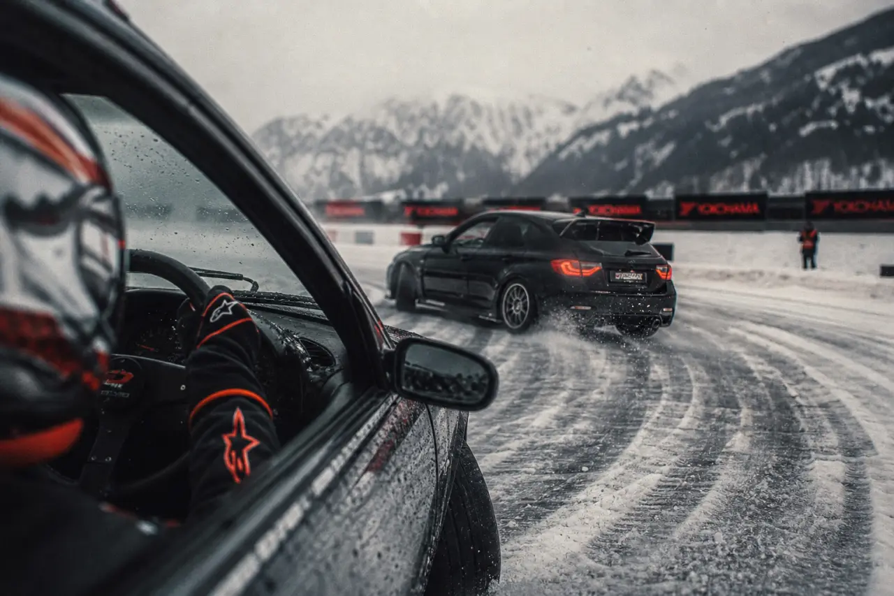 Conduite sur glace : voiture en dérive sur piste enneigée et glacée