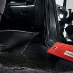 Eau qui rentre dans la voiture côté passager : fuite sous tapis et traces dans la moquette