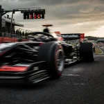 Circuit silverstone : F1 noire et rouge sur l’asphalte, départ/stands