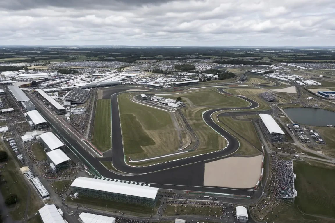 Circuit Silverstone, vue large du tracé emblématique en Angleterre